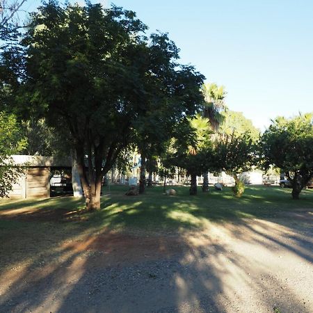 Heritage Caravan Park อลิซสปริงส์ ภายนอก รูปภาพ